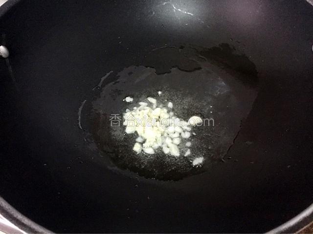 锅中倒入适量油烧热后放入蒜蓉爆香
