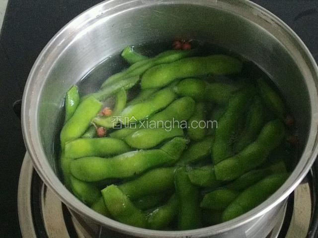 毛豆洗净煮熟