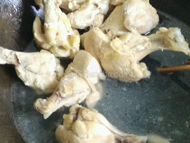 翅根去皮洗净，焯水，去除血末
