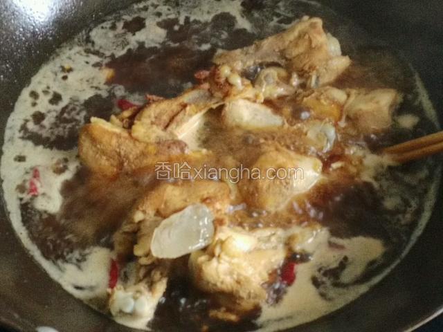 加入干红辣椒，生抽，老抽，冰糖，大料沸水煮鸡翅，20分钟