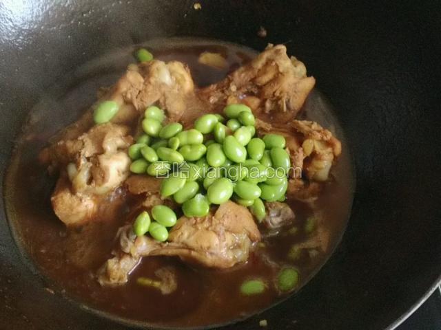 加入毛豆小火炖15分钟