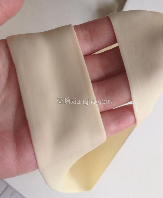 扯好的面坯放在手上对折