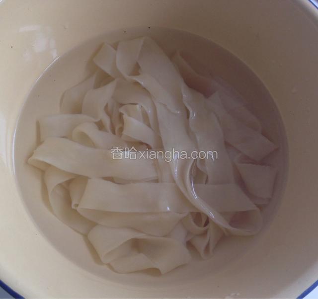 捞出放入凉白开或矿泉水中过下水