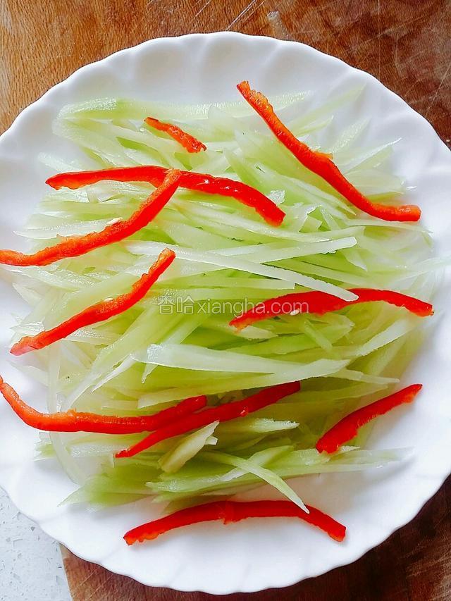 将笋丝和红椒码入盘中