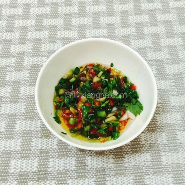 自制调味剂，
把葱，香菜，红色彩椒都切粒，蒜头剁碎。加进适量的橄榄油，麻油，盐，鸡粉。搅拌好，这样酱就做好了。
如果会吃辣，把彩椒换成红色小米椒