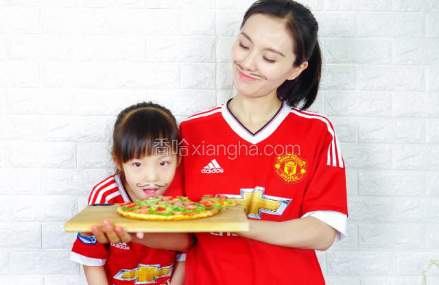 宝餐美厨娘-巧妈奚纬，宝餐一顿联合创始人之一。曾任中央电视台《天天饮食》节目总导演，《家有妙招》节目外景主持人，参与了上千道菜肴的制作，发明了几十种生活妙招。宝餐美厨娘-萌娃妞妞，宝餐一顿御用小麻豆，一岁登上《时尚芭莎》，获得2016“中国儿童”风采模特大赛全国十大风采奖，拍摄广告“美素佳儿”、“伊可新”、“龙牡壮骨颗粒”。