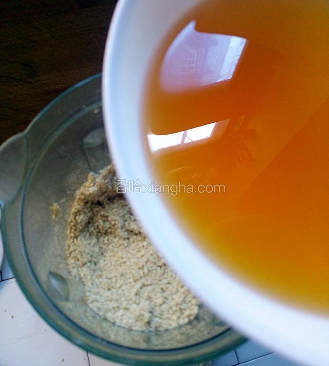 在把芝麻油倒进去