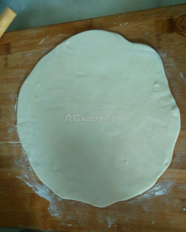 用擀面杖把面团擀成面皮