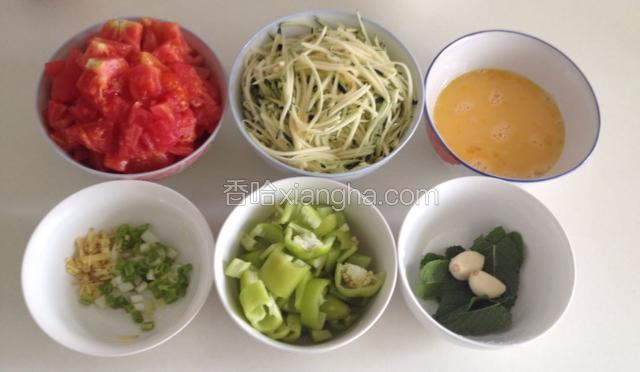 准备食材，西红柿用开水烫后去皮切块，青椒切块，鸡蛋打散，葱姜切末，南瓜切丝，十香菜和大蒜洗好备用