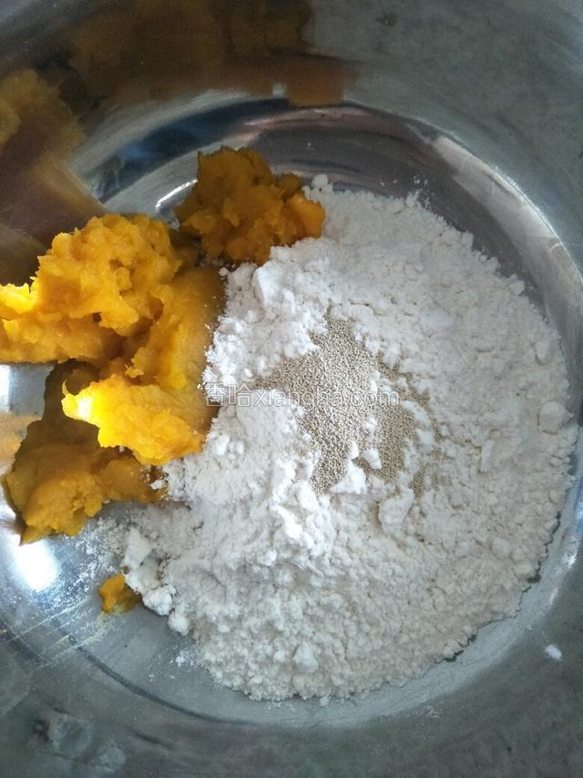面粉中加入南瓜泥，酵母