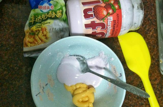 用法罗夫棉花糖和车达奶酪酱1:1混合一起就变成了美味的蘸酱了，可以蘸着鸡排吃也可以用裱花袋装好放到鸡排上面