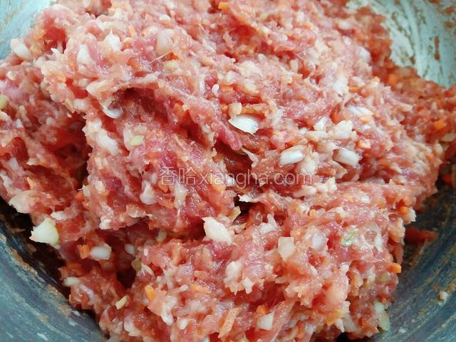 把所有辅料放入肉馅里 搅至粘稠