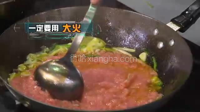 加入大块的葱、姜、蒜、料酒、酱油、啤酒、山楂干、冰糖、香菜、小葱、白菜，加盖焖煮40分钟。