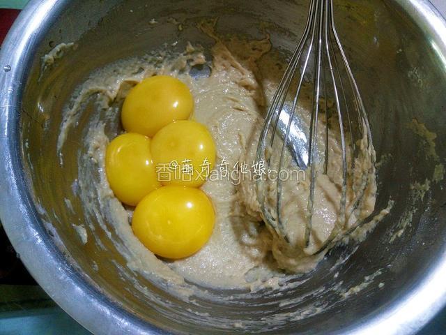 分离鸡蛋，蛋黄到面粉糊中。蛋清则分离到无水无油的容器里。