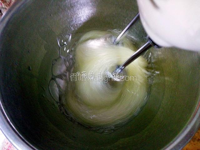 蛋清中滴入几滴柠檬汁，用电动打蛋器开始打发。