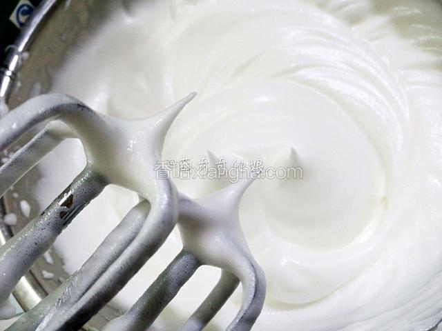 分三次加入白糖，打发至提起打蛋头呈直立尖角状态。
第一次是打发到鱼眼泡的时候加1/3白糖。
第二次是打发到浓密细腻泡沫的时候加1/3白糖。
第三次是打发到出现明显纹路时加剩下的1/3白糖。