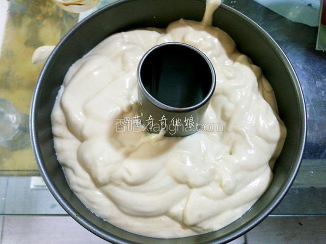 倒入模具中。震几下排气，抹平。