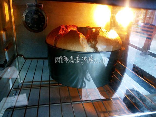 送入预热好的烤箱中下层，上下火160度烤35-40分钟。