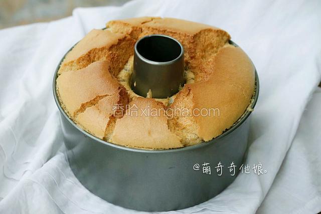 出炉后震出热气，并倒扣在瓶子上冷却。