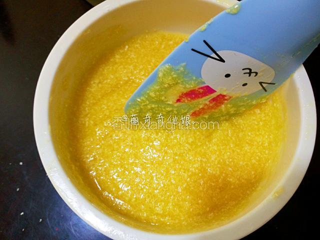 快发酵好的时候来制作椰蓉酱。蛋液、玉米油、糖加入碗里搅拌均匀，加入吉士粉和椰蓉拌均匀即可。
（吉士粉提味的，没有可以不加，省略即可。）