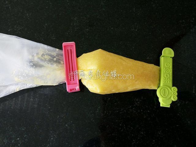 装入裱花袋，尖端剪个口子。
制作好放久的椰蓉酱因为椰蓉吸收水份而变干，这个时候挤到面包顶上的时候可以用手指沾水抹匀，以免粘手。
