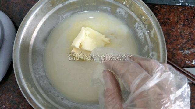 拿出蒸锅后把黄油放到上面自然融化