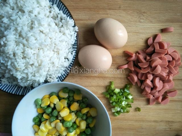 准备好食材，1碗米饭，2个鸡蛋，葱切碎，火腿肠切小粒