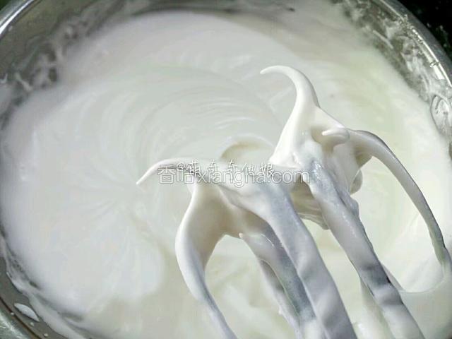 蛋清中滴入几滴柠檬汁，用电动打蛋器打发。分三次加入白糖，打发至提起蛋抽呈弯角状态。
第一次打发到鱼眼泡加入1/3白糖。
第二次打发到浓密细腻泡沫加入1/3白糖。
第三次打发到出现明显纹路加入剩下的1/3白糖。