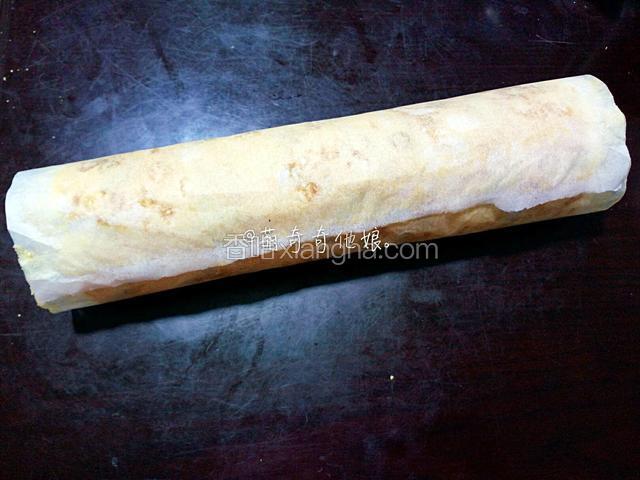 借助擀面杖卷起来，油纸包着放置15-30分钟定型。
不会卷的自行网上搜视频学。