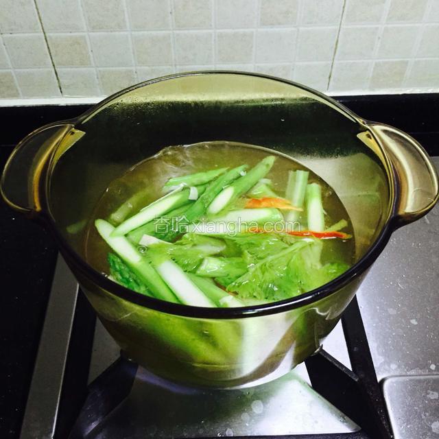 把水煮开，西芹，芦笋先倒进去煮熟，红椒丝后下，捞起。
小贴士：准备一碗凉开水或冰水，把煮熟的西芹芦笋过一下凉开水。吃起来更爽口。