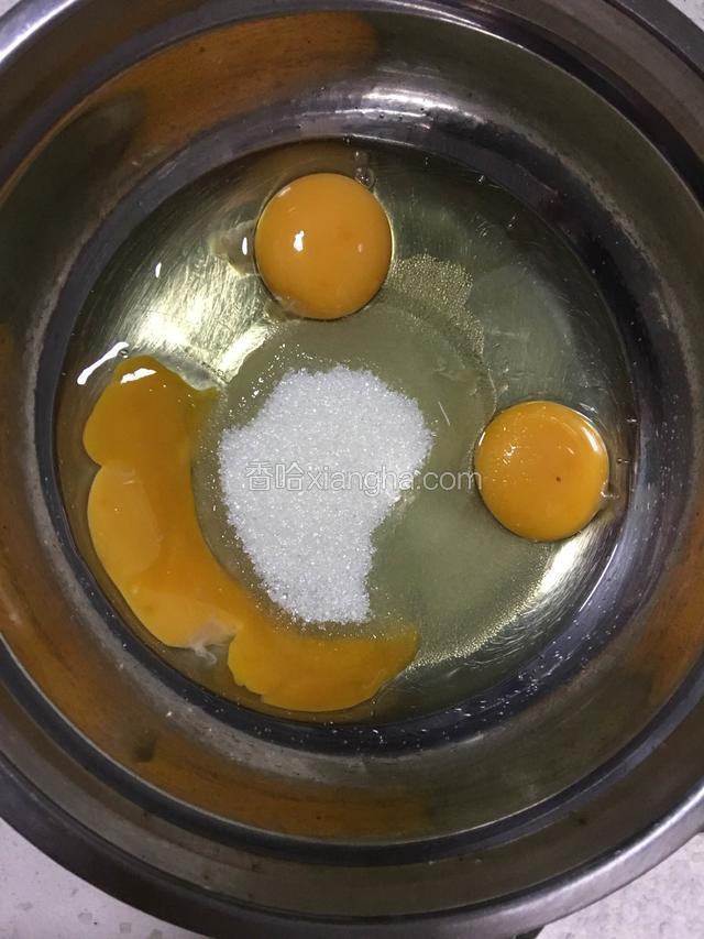 鸡蛋里加入盐和糖。