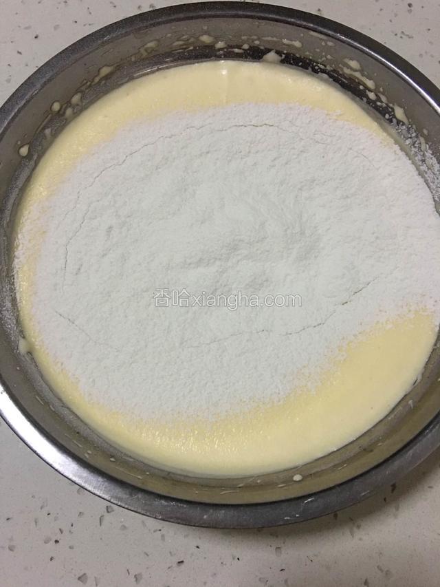 筛入低筋面粉。