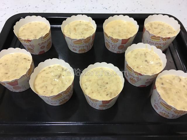 准备中号纸杯9个，用勺子舀入8分满。