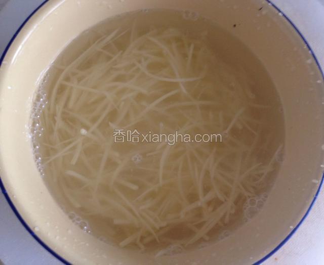土豆切丝用清水浸泡出多余淀粉