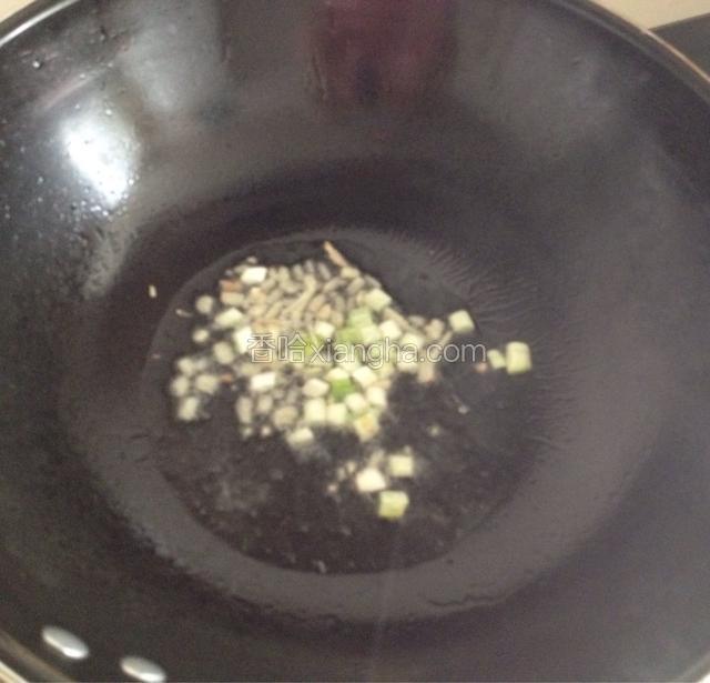 炒锅烧热放油，把葱姜炒香
