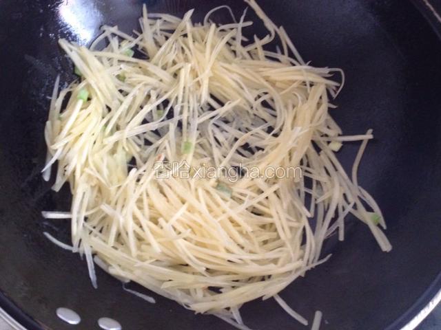 翻炒均匀后放盐调味
