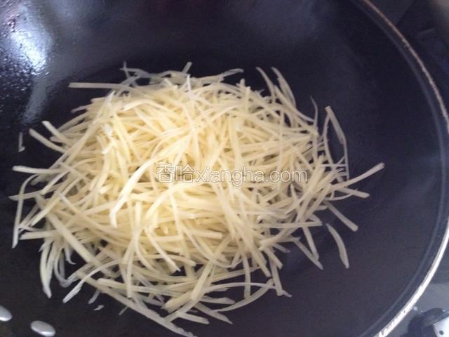 倒入土豆丝