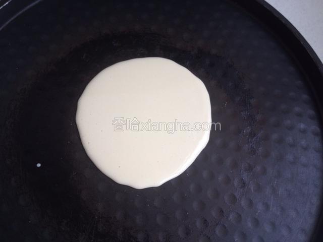 电饼档或平底锅烧热，不用放油，把面糊用勺子倒进去