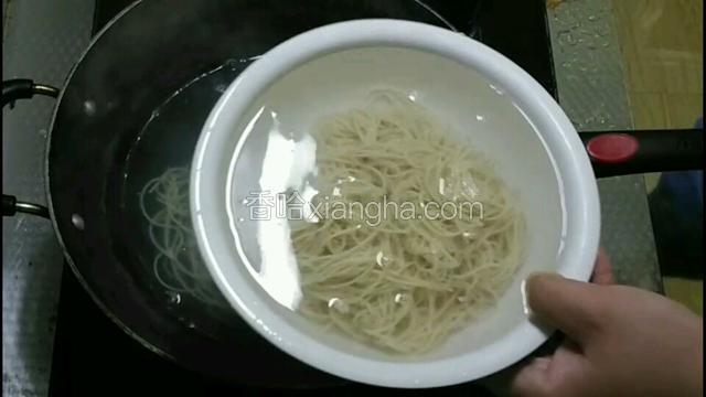 煮好的面条过一下凉水。放一边备用。