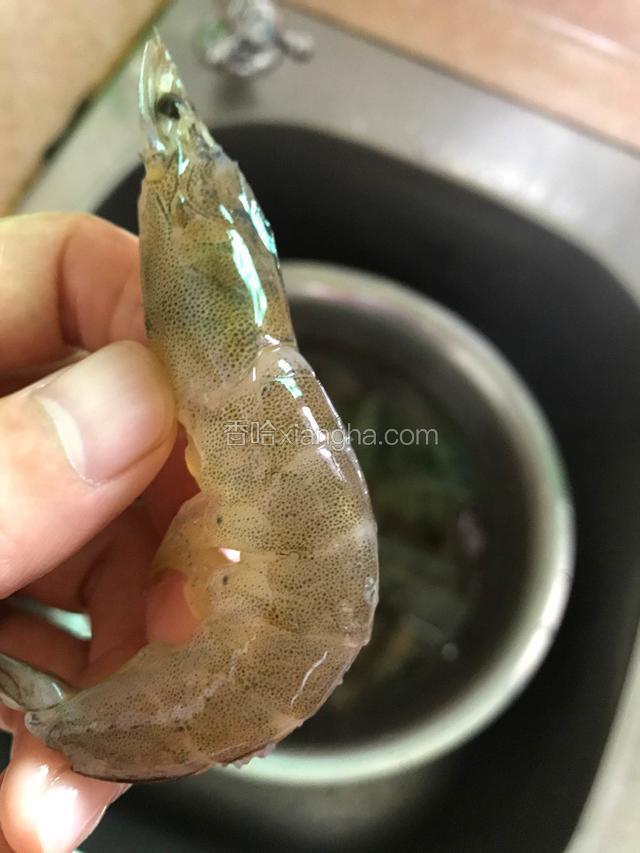虾剪去虾刀和虾须，剪掉尾部中间的那一片尾鳍然后用剪刀从尾部往头部开背并用牙签挑出沙线