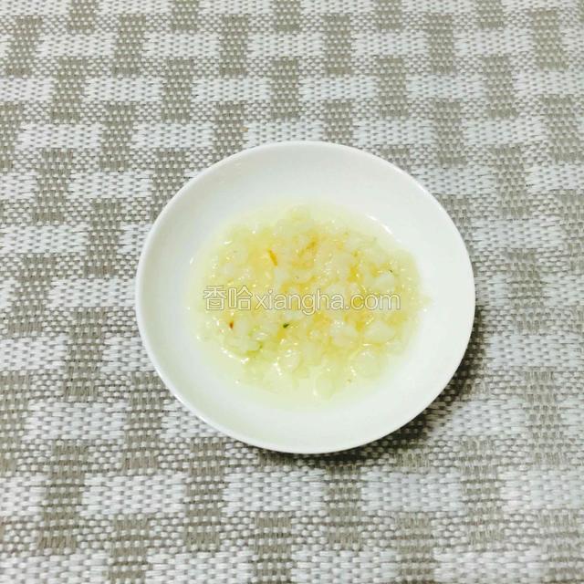 如图……
煎好的蒜蓉，香味扑鼻
PS:稍微煎过的蒜蓉更香口，用来也凉拌少了辛辣味，跟虫草花比较搭，不过各人口味，也可以不煎。

