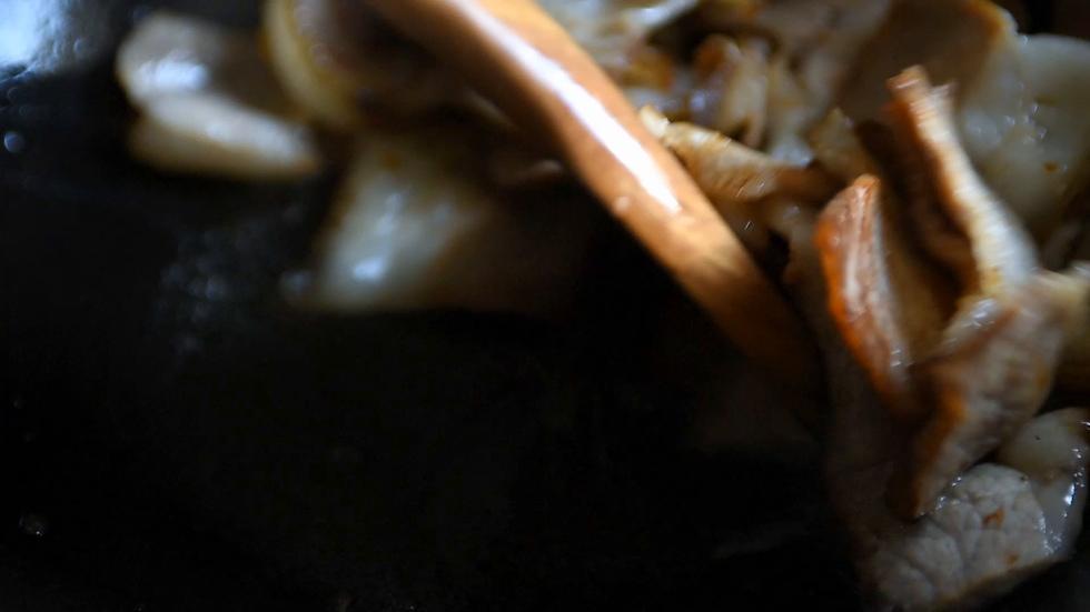 将肉赶到一边，放入郫县豆瓣