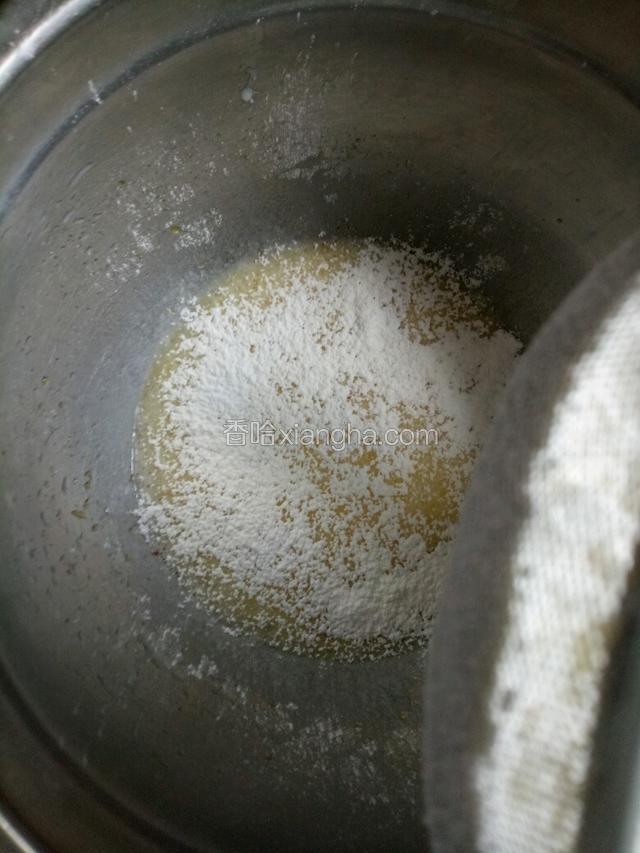 搅拌好之后，分次筛入低精面粉