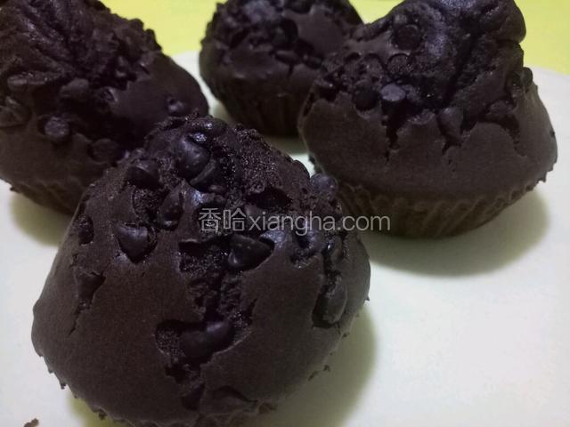 飘着浓香的巧克力味已出炉，把纸杯去掉，冷却之后就可以品味了