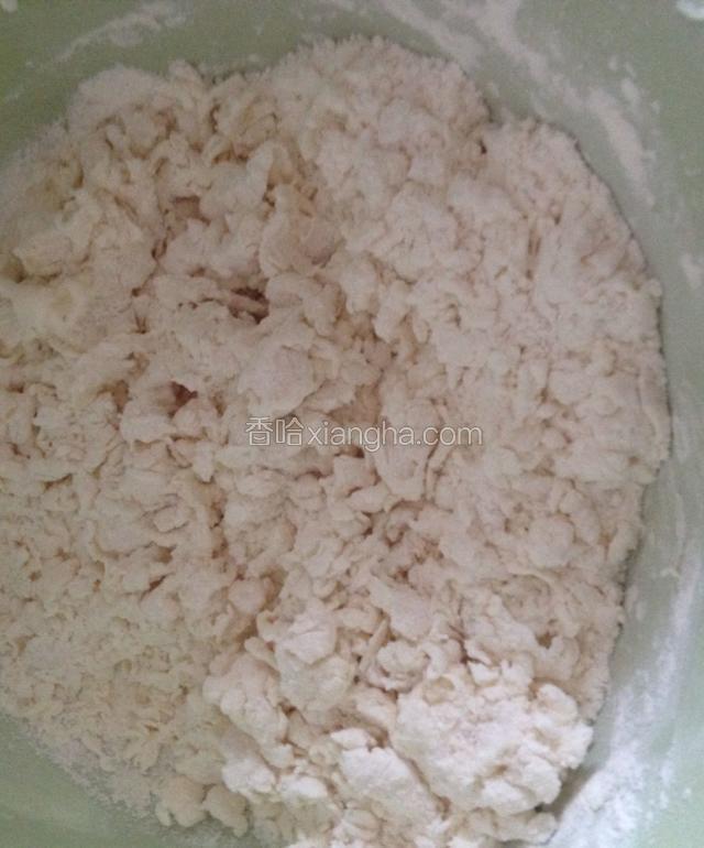 用水撩水把面粉搅成面絮