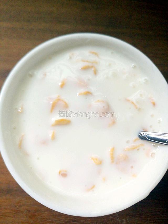 将玉米片与酸奶搅拌均匀