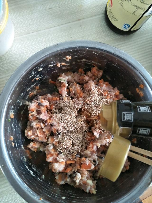 再加入熟芝麻和芝麻油
