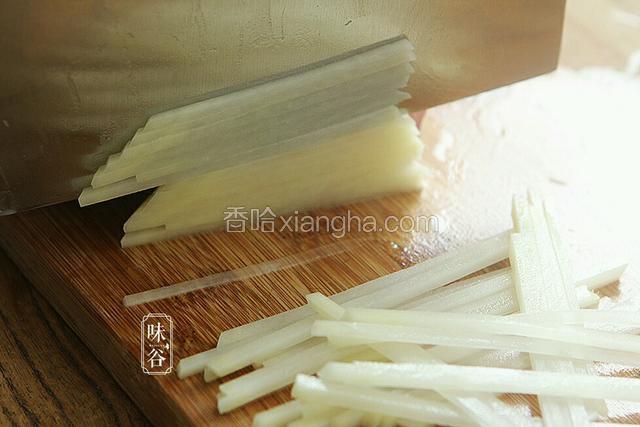 土豆削皮后，先切成簿片，再切成细丝。