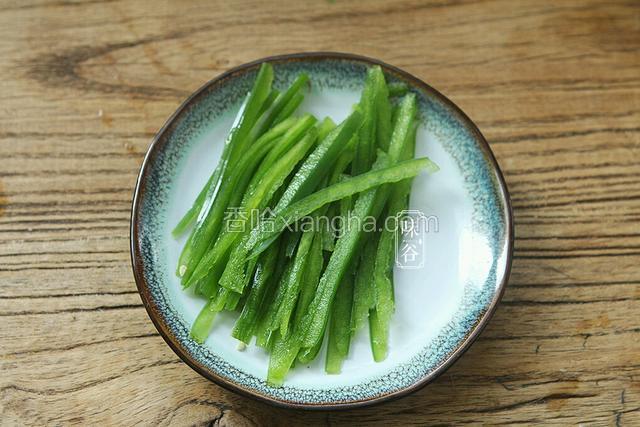 青椒也切成丝。