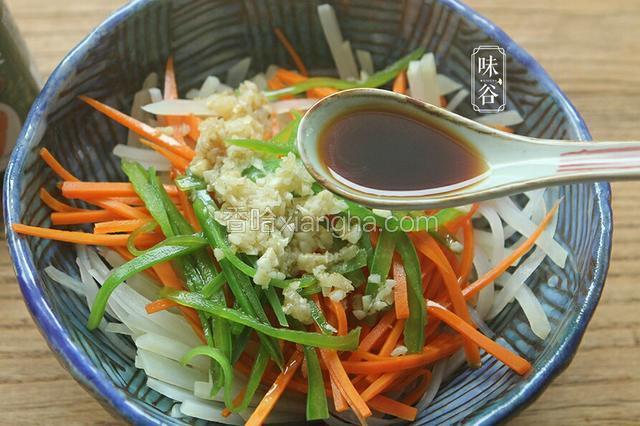炒好的蒜蓉放入土豆丝内，倒入酱油 3匙